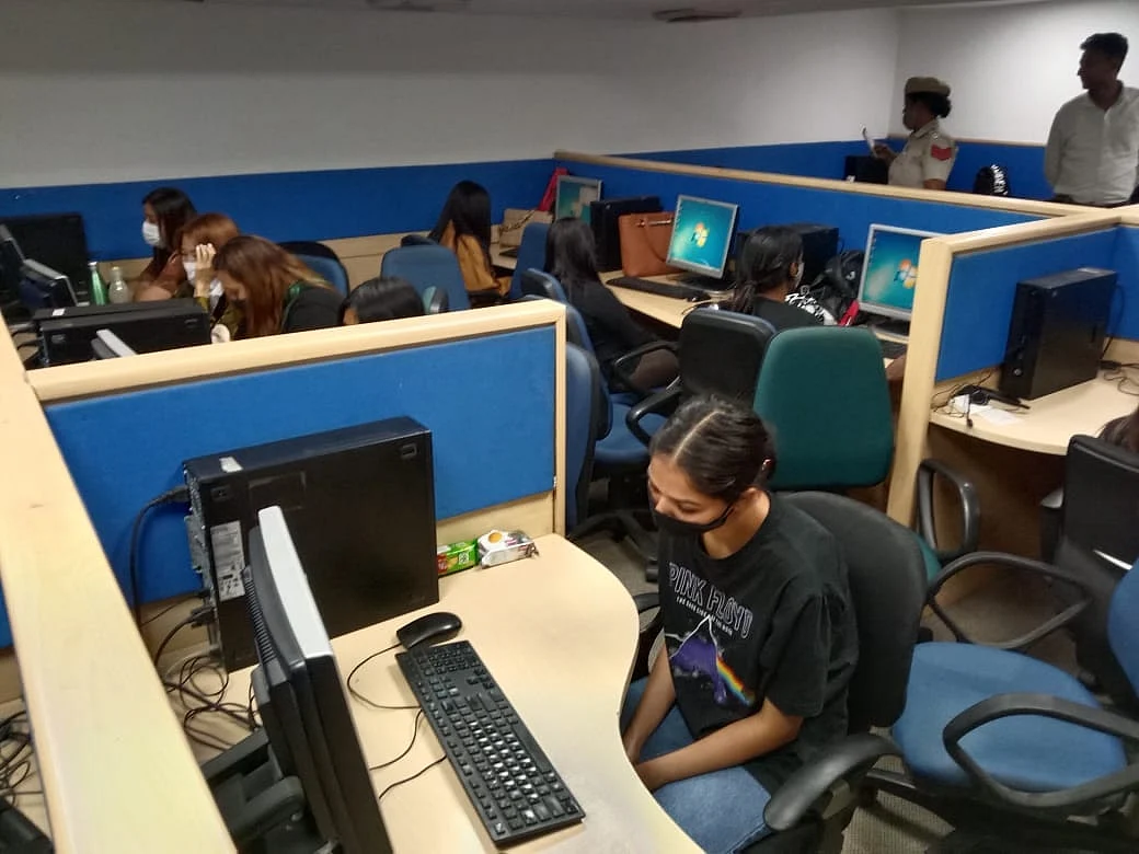 गुरुग्राम में अमेरिका, कनाडा के लोगों को ठगने वाले फर्जी कॉल सेंटर का भंडाफोड़, 17 लोग गिरफ्तार, कई उपकरण जब्त
