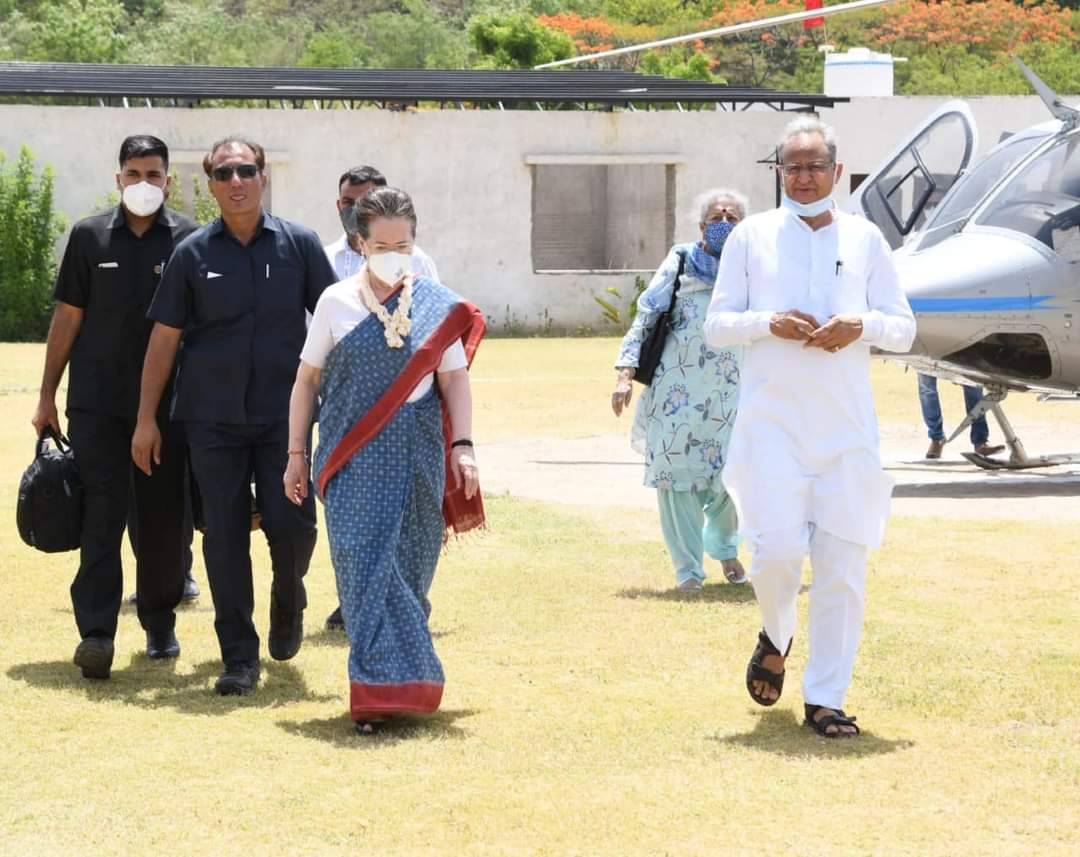 उदयपुर पहुंचीं सोनिया गांधी, कांग्रेस अध्यक्ष के संबोधन के साथ होगी चिंतन शिविर की शुरुआत