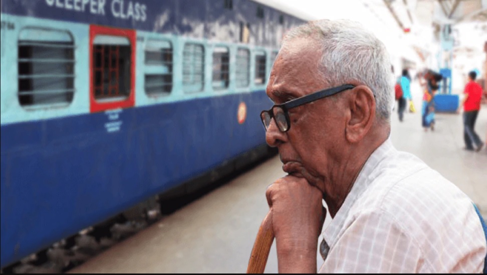 वरिष्ठ नागरिकों की छूट खत्म कर रेलवे ने कमाया 3,464 करोड़ का राजस्व, कोविड महामारी में रद्द की गई थी रियायत
