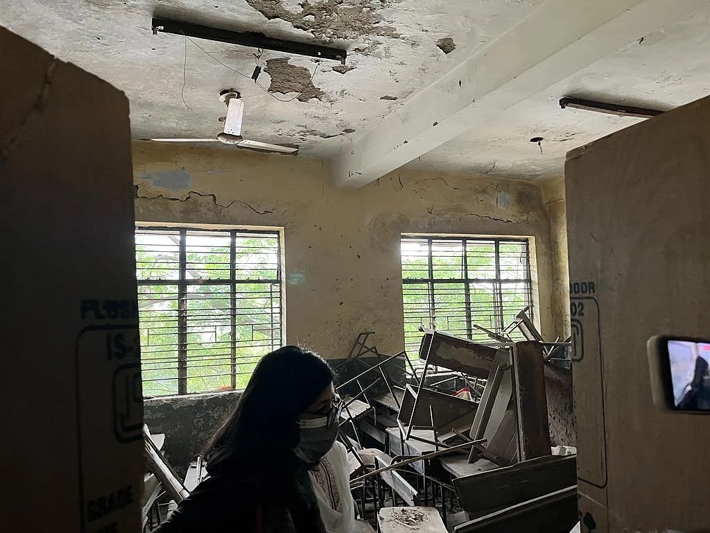 दिल्लीः MCD स्कूलों के निरीक्षण में परिसर में मिले ड्रग्स-सिरिंज, शराब और सिगरेट, महिला आयोग ने जारी किया नोटिस
