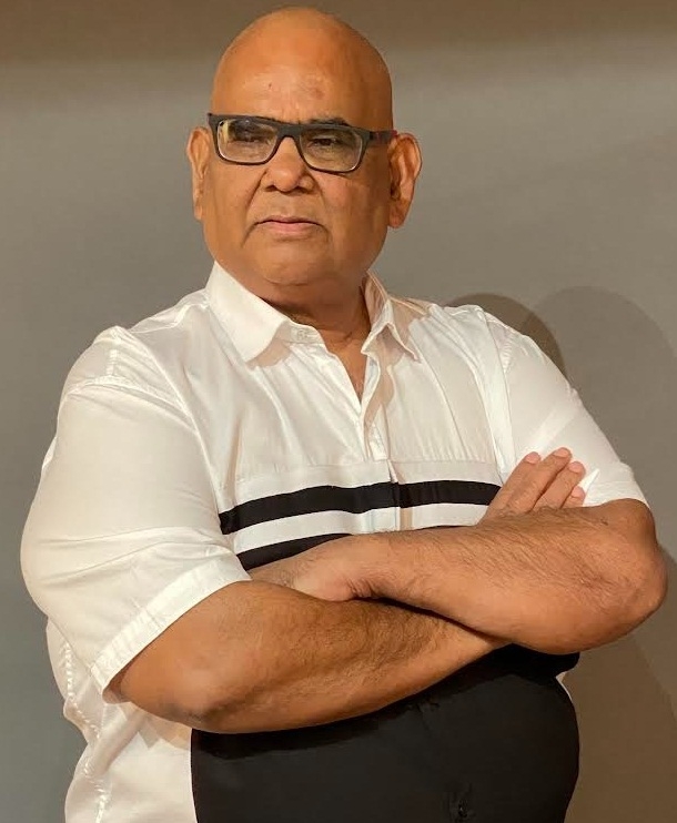 सिनेजीवन: सतीश कौशिक ने एयरलाइंस पर लगाए गंभीर आरोप और करण जौहर के 50वें जन्मदिन पर लगा बी-टाउन के सितारों का मेला