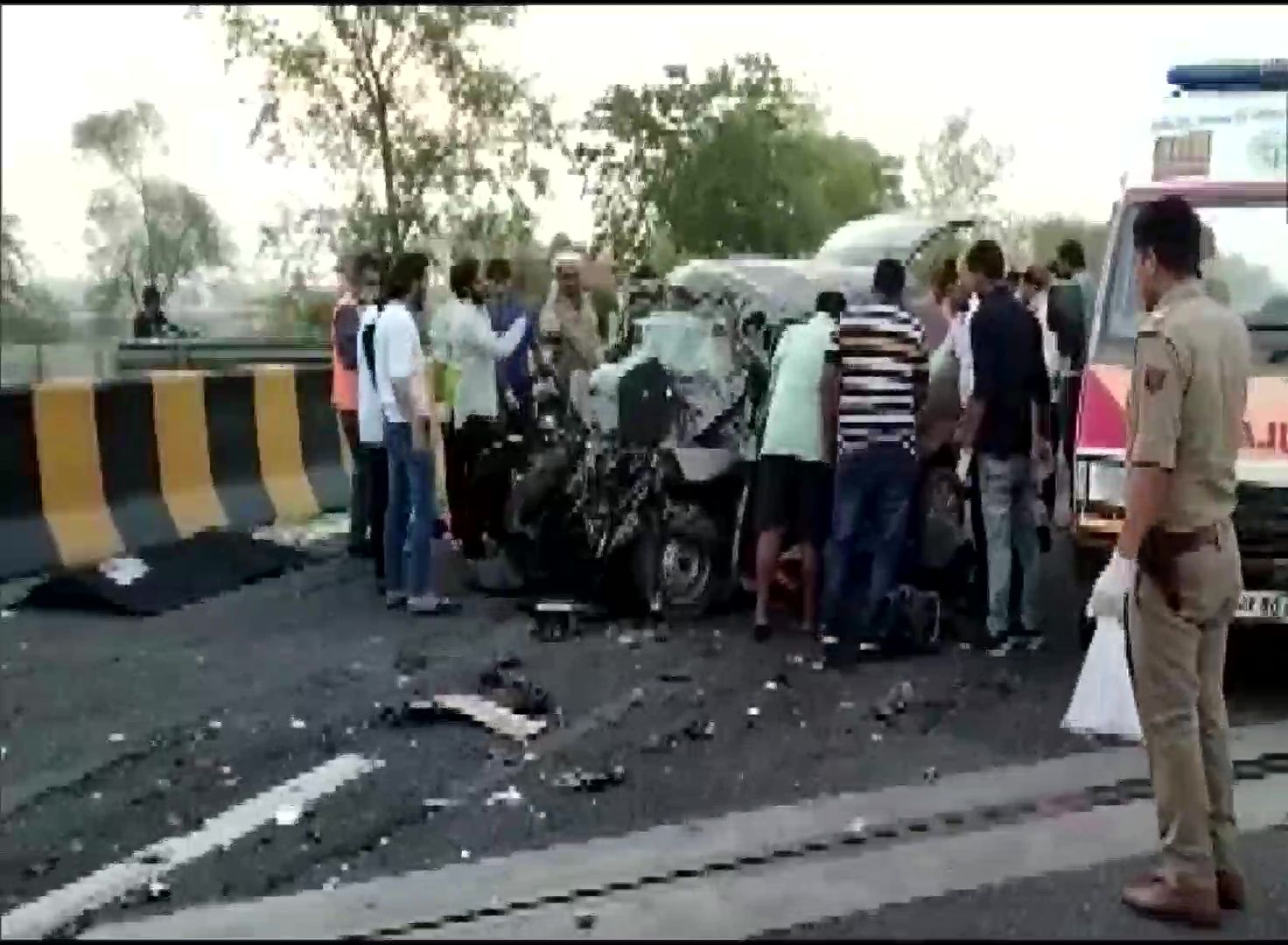 मथुरा: यमुना एक्सप्रेस वे पर दर्दनाक हादसा, अज्ञात वाहन से टकराई कार,7 लोगों की मौके पर मौत, 2 लोग घायल