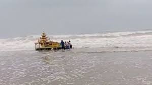 चक्रवात असानी: आंध्र प्रदेश के श्रीकाकुलम के समुद्र में बहकर आया एक रहस्यमयी गोल्डन रथ, कहीं दूसरे देश का तो नहीं?