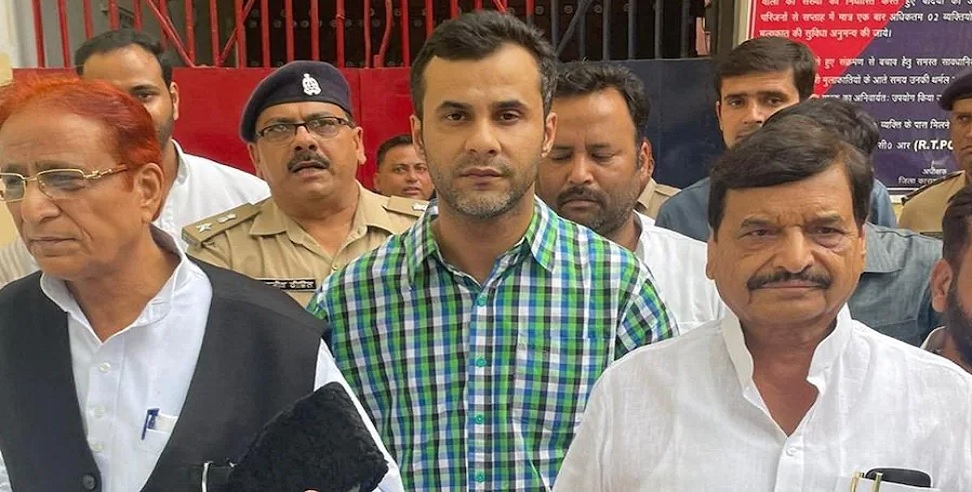 आजम खान की 27 महीने बाद जेल से हुई रिहाई, सीतापुर जेल के बाहर शिवपाल यादव ने किया रिसीव