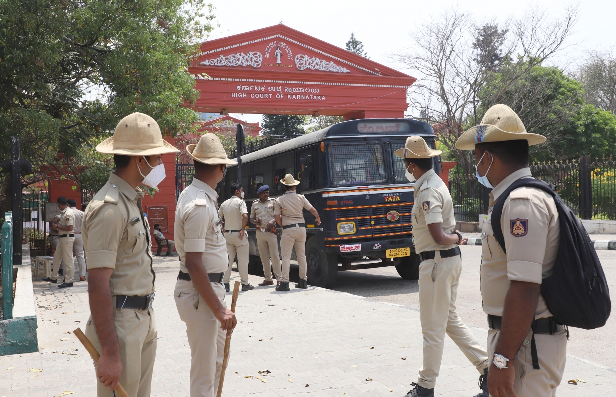 'हनुमान चालीसा बनाम अजान': अजान के समय 1,000 से अधिक मंदिरों में हनुमान चालीसा पढ़ी गई, हाई अलर्ट पर पुलिस