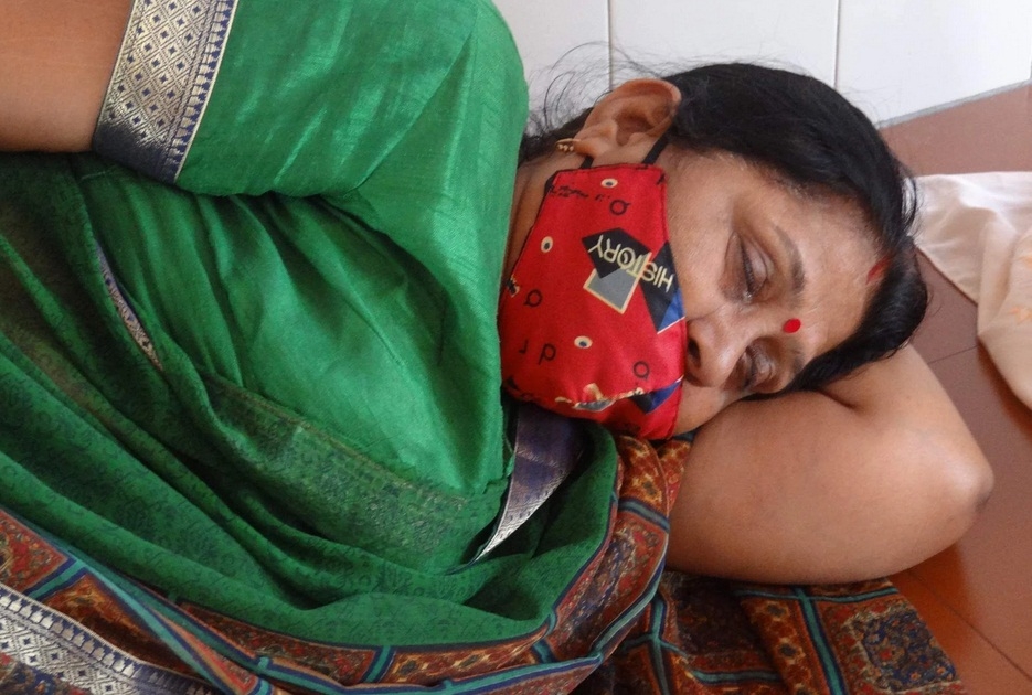 चारधाम यात्रा के पंजीकरण के लिए खड़ी दो महिलाएं हुईं बेहोश, राज्य के कैबिनेट मंत्री यात्रा को दिखा रहे थे हरी झंडी