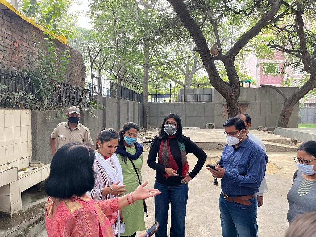 दिल्लीः MCD स्कूलों के निरीक्षण में परिसर में मिले ड्रग्स-सिरिंज, शराब और सिगरेट, महिला आयोग ने जारी किया नोटिस