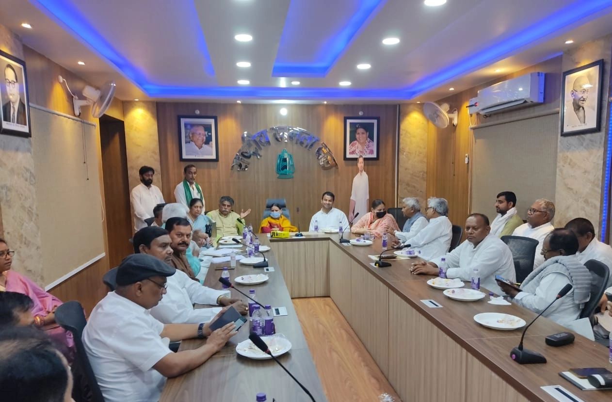 बिहार : लालू यादव करेंगे आरजेडी के प्रत्याशियों का चयन, बैठक में नहीं पहुंचे तेजस्वी