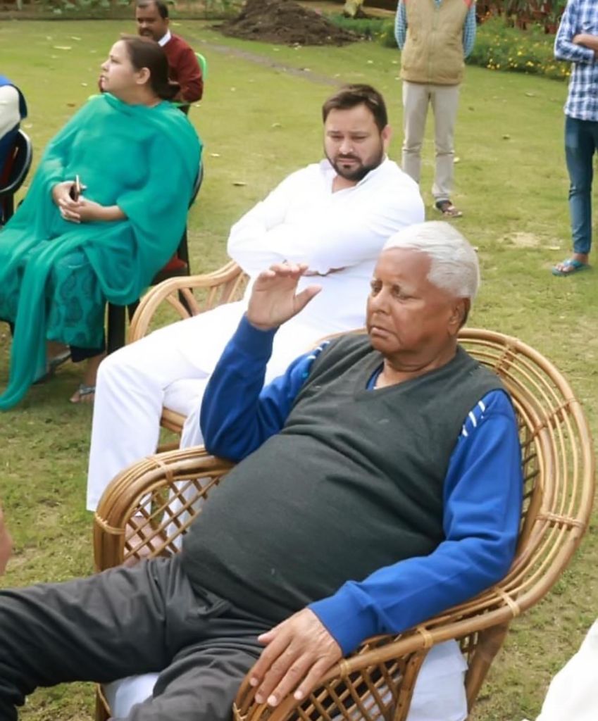 बिहार: लालू यादव के ठिकानों पर CBI की छापेमारी पर गरमाई सियासत, पटना में RJD कार्यकर्ताओं ने किया विरोध-प्रदर्शन