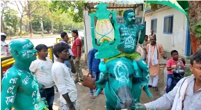 बिहार : भैंस पर चढ़कर 'खास समर्थक' पहुंचे लालू से मिलने, कहा, 'सीबीआई कर रही परेशान'