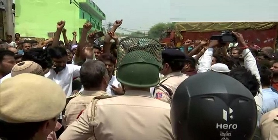 दिल्ली के मदनपुर खादर में बुलडोजर एक्शन पर बवाल! MCD-पुलिस पर पथराव, AAP MLA अमानतुल्ला हिरासत में लिए गए