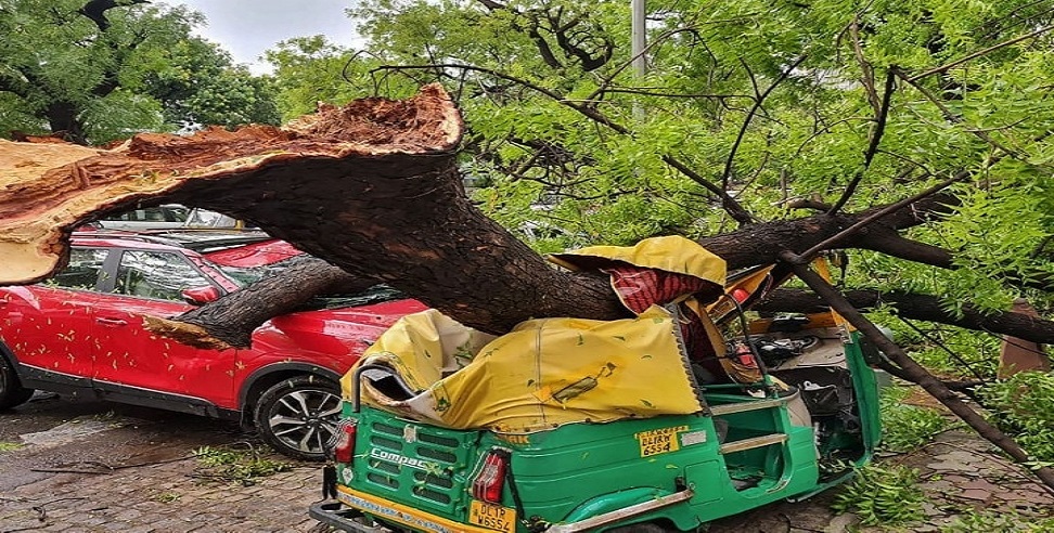 दिल्ली में आंधी-बारिश से तबाही! कहीं छज्जा गिरने से मौत तो कहीं गाड़ी पर पेड़ गिरने से फंसा परिवार