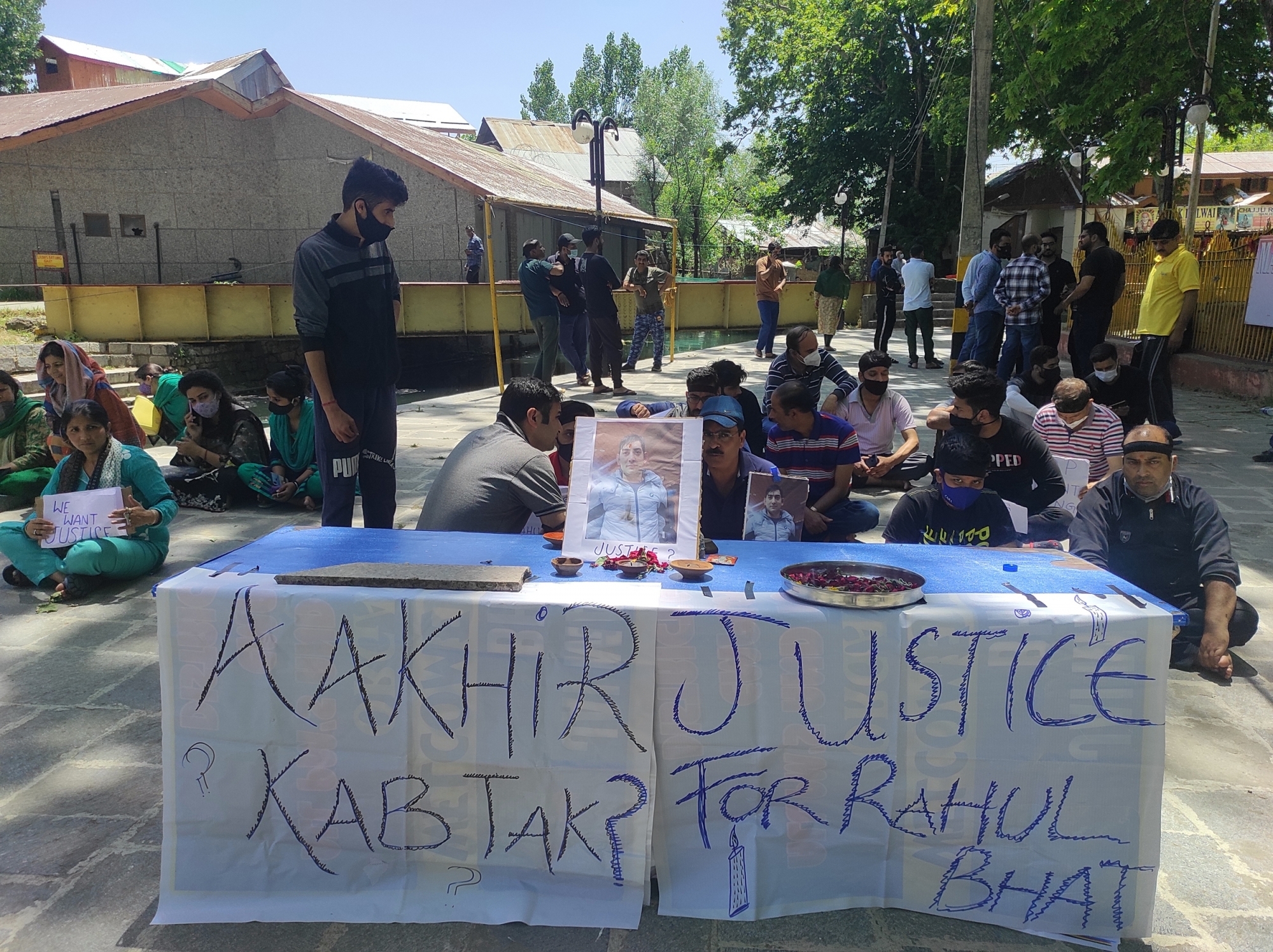 जम्मू-कश्मीर के LG ने राहुल भट के रिश्तेदारों से की मुलाकात, कश्मीरी पंडितों को इंसाफ का दिलाया भरोसा