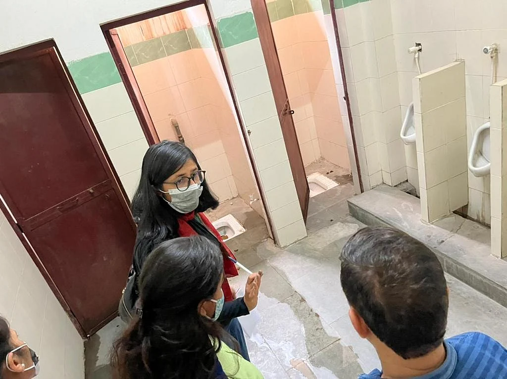 दिल्लीः MCD स्कूलों के निरीक्षण में परिसर में मिले ड्रग्स-सिरिंज, शराब और सिगरेट, महिला आयोग ने जारी किया नोटिस