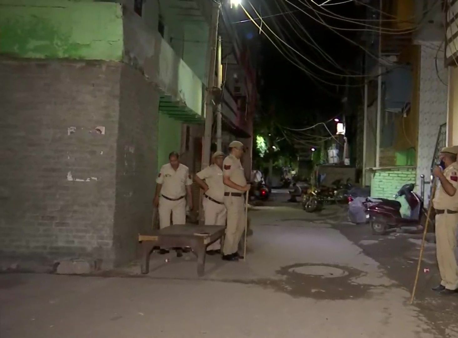 दिल्ली में दो समुदाय के बीच झड़प, 20 लोग हिरासत में, दंगा की धाराओं के तहत कानूनी कार्रवाई शुरू