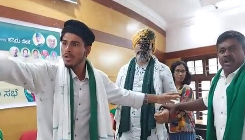 कर्नाटक में किसान नेता राकेश टिकैत पर हमला, चेहरे पर स्याही पोती, तीन आरोपी गिरफ्तार