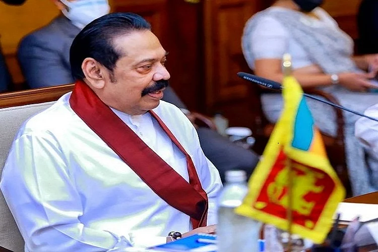 दुनिया की खबरें: श्रीलंका में दंगाइयों को देखते ही गोली मारने के आदेश, पूर्व पीएम ने परिवार के साथ कोलंबो छोड़ा