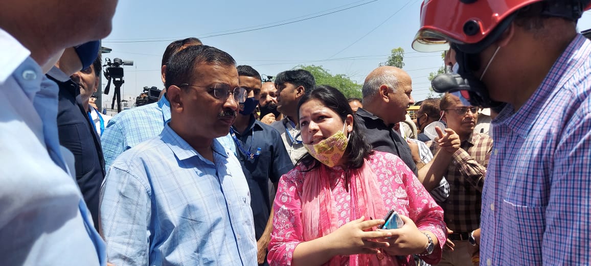 मुंडका अग्निकांड: घटनास्थल पर पहुंचे सीएम केजरीवाल, मृतकों के परिजनों और घायलों के लिए किया मुआवजे का ऐलान