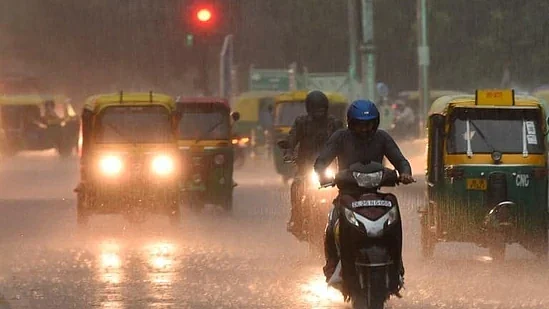 दिल्ली-एनसीआर में तेज हवाओं के साथ बारिश से मौसम हुआ सुहाना, कई जगह पेड़ गिरे, पारा आया नीचे, गर्मी से राहत