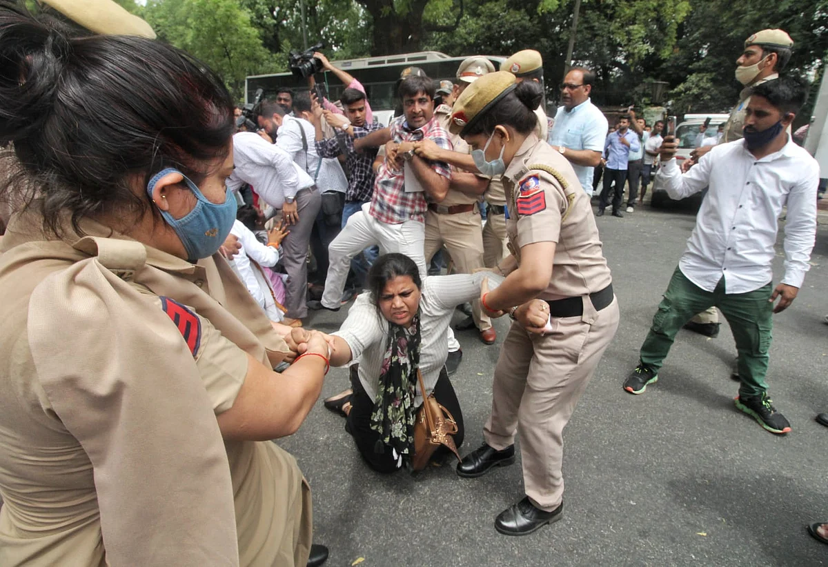दिल्ली पुलिस की गुंडागर्दी! AICC दफ्तर में घुसकर कार्यकर्ताओं को पीटा, देशभर में राजभवनों पर कांग्रेस करेगी प्रदर्शन