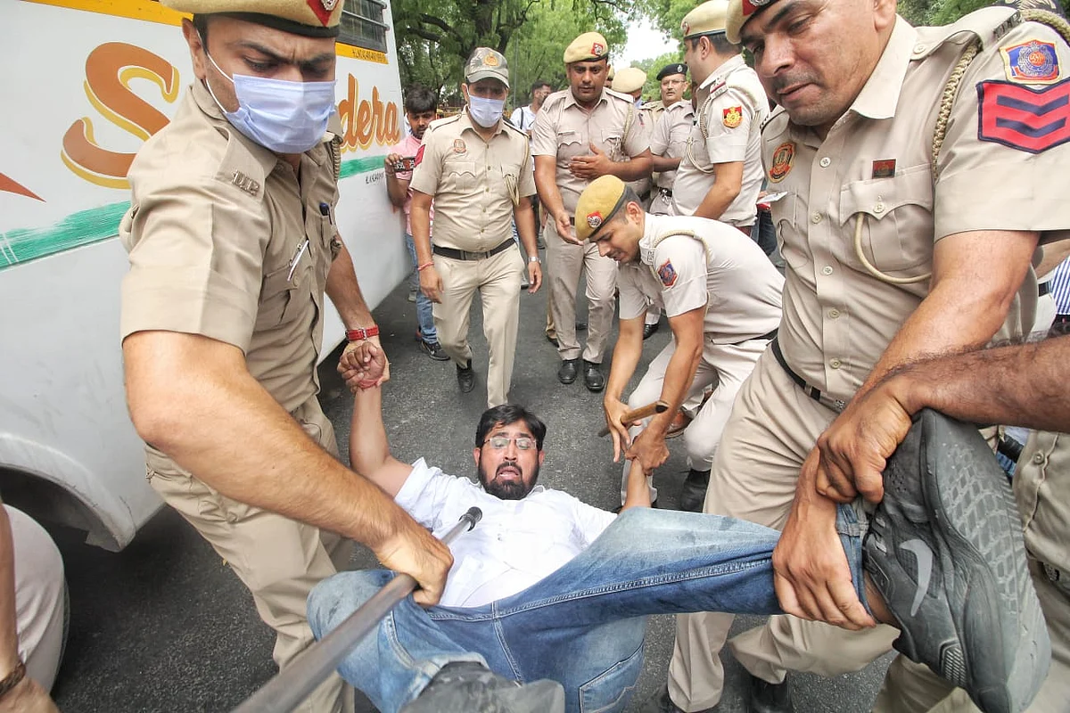 दिल्ली पुलिस की गुंडागर्दी! AICC दफ्तर में घुसकर कार्यकर्ताओं को पीटा, देशभर में राजभवनों पर कांग्रेस करेगी प्रदर्शन