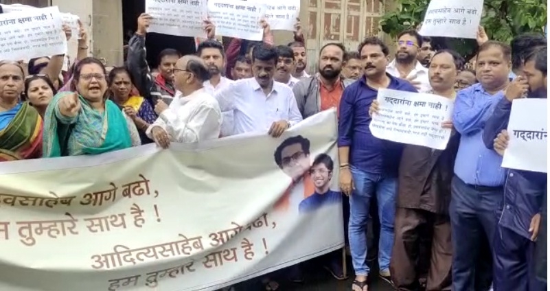 शिवसैनिकों ने एकनाथ शिंदे के 'विद्रोह' का किया विरोध, कहा- पार्टी की 'पीठ में छुरा घोंपने वालों को 'माफ नहीं किया जाएगा'