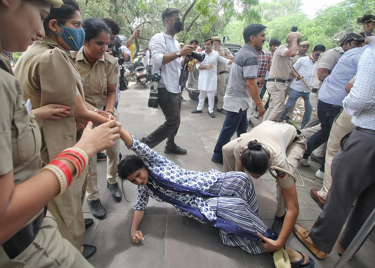 दिल्ली पुलिस की गुंडागर्दी! AICC दफ्तर में घुसकर कार्यकर्ताओं को पीटा, देशभर में राजभवनों पर कांग्रेस करेगी प्रदर्शन