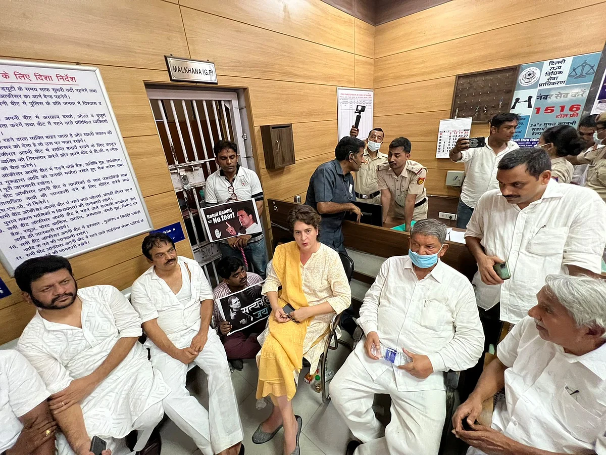राहुल गांधी के ईडी दफ्तर तक पैदल मार्च से डरी केंद्र सरकार ने कांग्रेस के लगभग संपूर्ण नेतृत्व को हिरासत में लिया