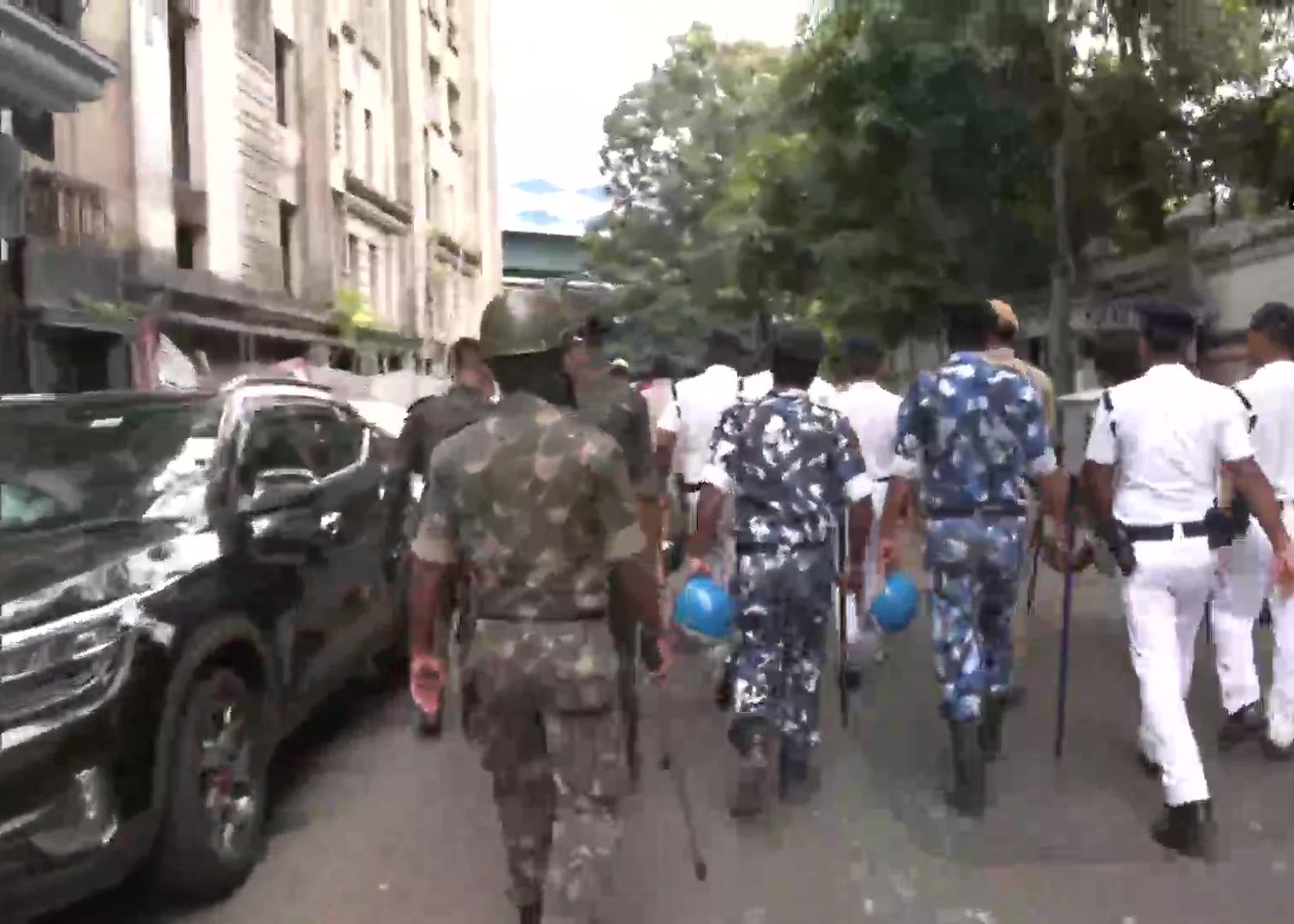 कोलकाता की सड़क पर पुलिस जवान ने की अंधाधुंध फायरिंग, एक महिला की मौत, खुद को भी गोली मारकर खत्म किया