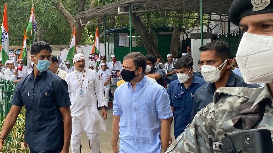 ईडी दफ्तर जाते राहुल गांधी
