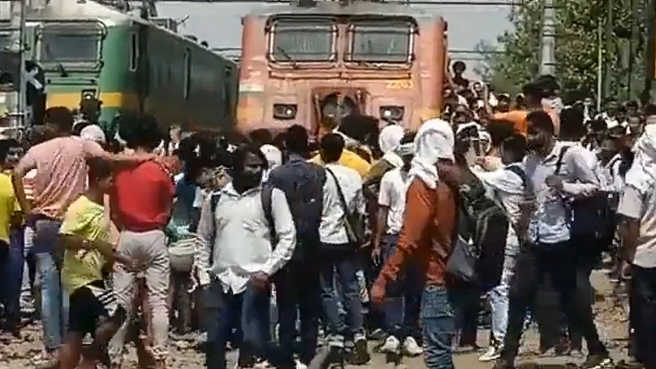 अग्निपथ योजना का विरोध, दिल्ली में रोकी गई ट्रेनें, राहुल बोले- बेरोज़गार युवाओं के संयम की 'अग्निपरीक्षा' मत लीजिए