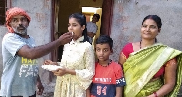 मेहनत को सलाम: अखबार हॉकर, चायवाले, दूध विक्रेता, ठेलावाले के बच्चे बने झारखंड में मैट्रिक बोर्ड के स्टेट टॉपर