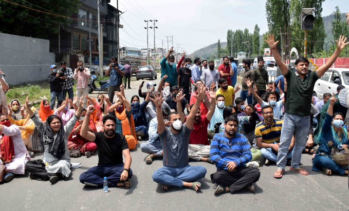 कश्मीर में टारगेट किलिंग से खौफ में कश्मीरी पंडित और अन्य हिंदू, मार्च निकाल जम्मू में ट्रांस्फर की मांग की