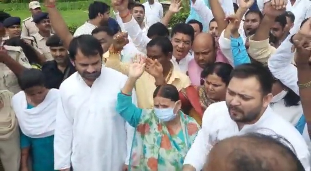 बिहार: अग्निपथ योजना के विरोध में RJD, वामदलों का राजभवन तक पैदल मार्च, तेजस्वी बोले- हर युवा इस योजना के खिलाफ