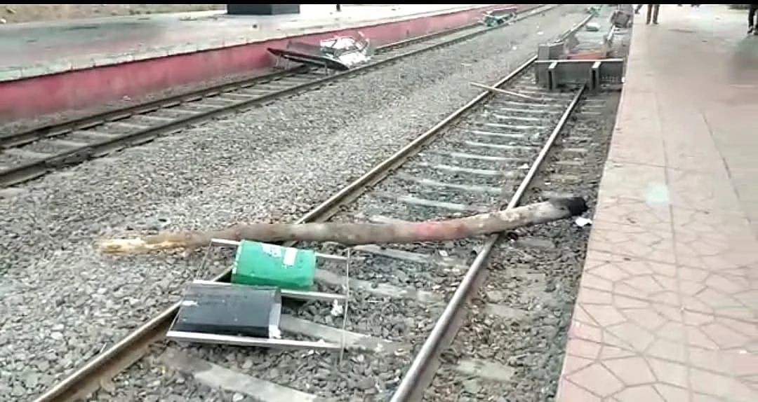 केंद्र सरकार की 'अग्निपथ योजना' के खिलाफ ग्वालियर में प्रदर्शन, जमकर तोड़फोड़, पुलिस ने दागे आंसू गैस के गोले