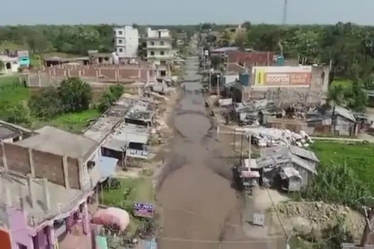 डबल इंजन की सरकार में बिहार के सड़कों का हाल, हाईवे के 20 किमी के हिस्से में 100 छोटे पूल के आकार के गड्ढे