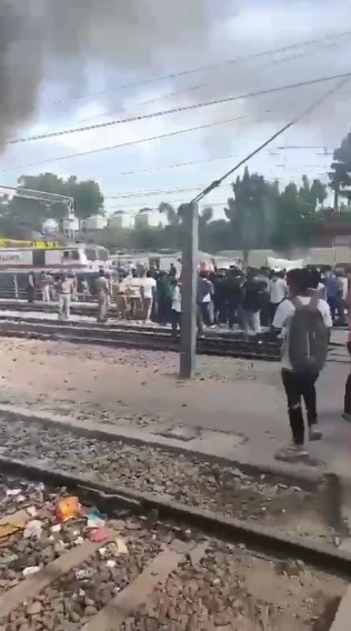 अग्निपथ विरोध : हैदराबाद में भी हिंसक प्रदर्शन, मेट्रो और एमएमटीएस ट्रेनें निलंबित