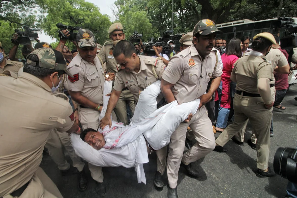 दिल्ली पुलिस की गुंडागर्दी! AICC दफ्तर में घुसकर कार्यकर्ताओं को पीटा, देशभर में राजभवनों पर कांग्रेस करेगी प्रदर्शन