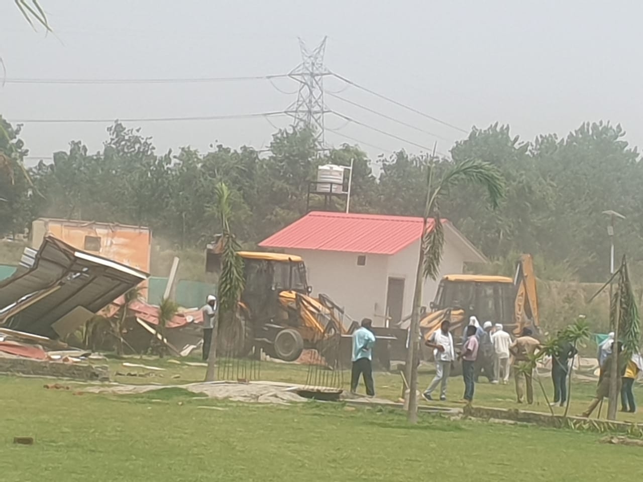 नोएडा में भूमाफियाओं के खिलाफ बड़ी कार्रवाई, 62 अवैध फार्म हॉउस पर चला बुडलोजर