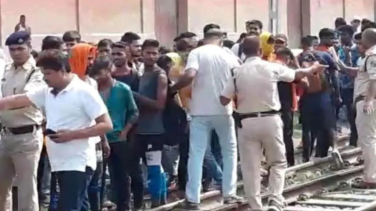 'अग्निपथ' को लेकर बवाल जारी, रक्षा मंत्रालय की नौकरी में अग्निवीरों के लिए 10 फीसदी आरक्षण का ऐलान