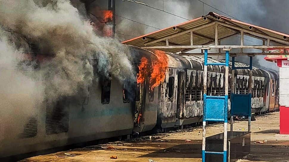 भारत बंद का दिखा असर, दिल्ली में कांग्रेस का विरोध प्रदर्शन, रोकी गई ट्रेनें, बिहार सहित कई राज्यों में सुरक्षा सख्त