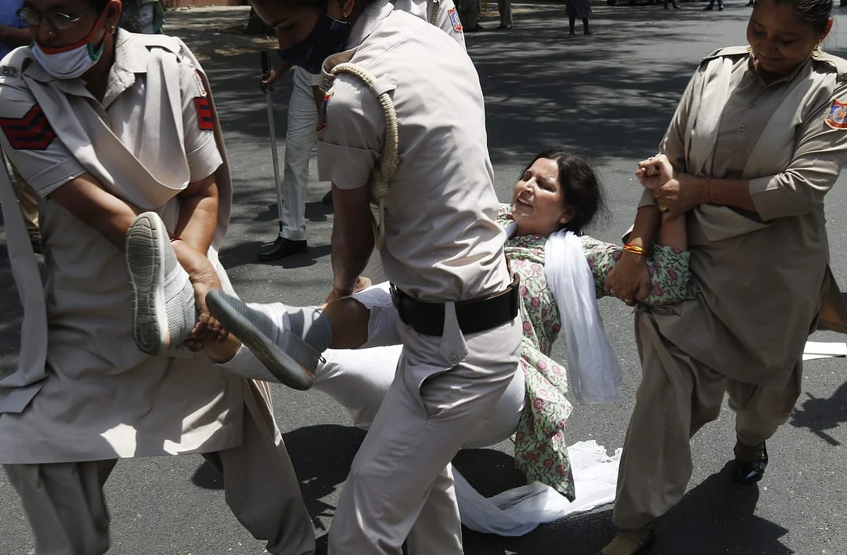 दिल्ली पुलिस की गुंडागर्दी! AICC दफ्तर में घुसकर कार्यकर्ताओं को पीटा, देशभर में राजभवनों पर कांग्रेस करेगी प्रदर्शन