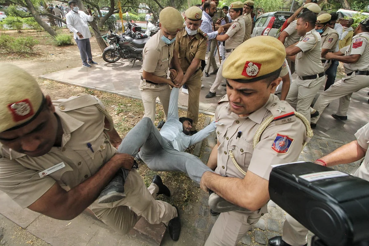 दिल्ली पुलिस की गुंडागर्दी! AICC दफ्तर में घुसकर कार्यकर्ताओं को पीटा, देशभर में राजभवनों पर कांग्रेस करेगी प्रदर्शन
