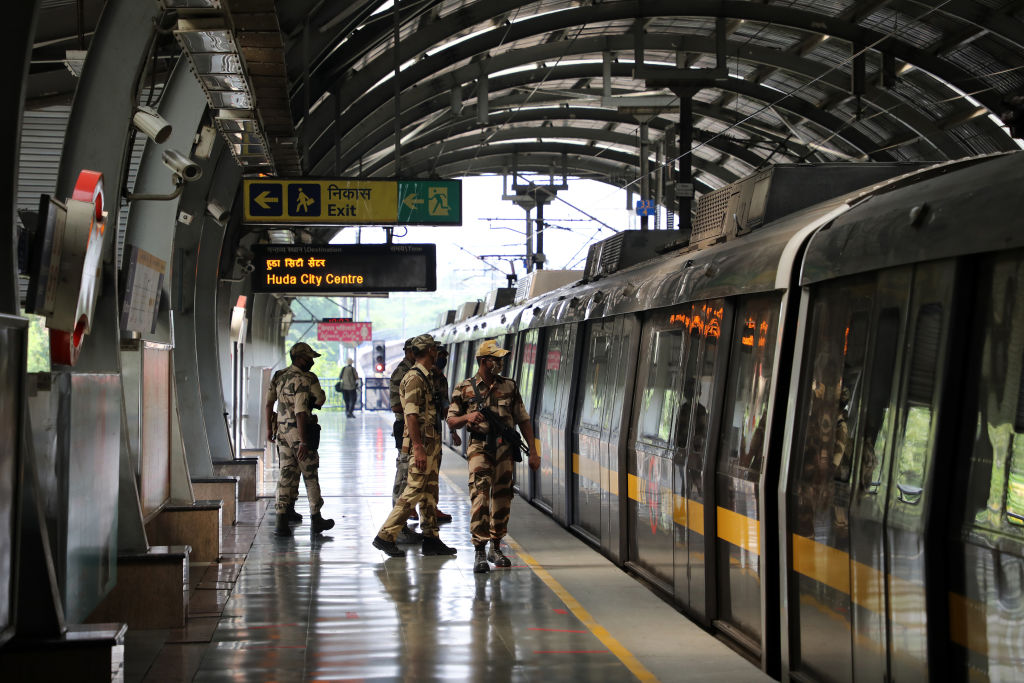 दिल्ली मेट्रो में लड़की संग यौन दुर्व्यवहार मामले में महिला आयोग सख्त, पुलिस को समन जारी कर मांगा जवाब, जानें मामला