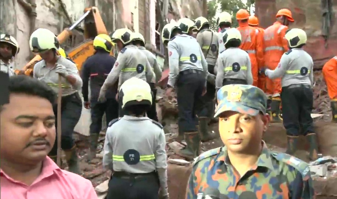 मुंबई के कुर्ला इमारत हादसे में मरने वालों की संख्या हुई तीन, अब तक 12 बचाए गए, सरकार ने किया मुआवजे का ऐलान