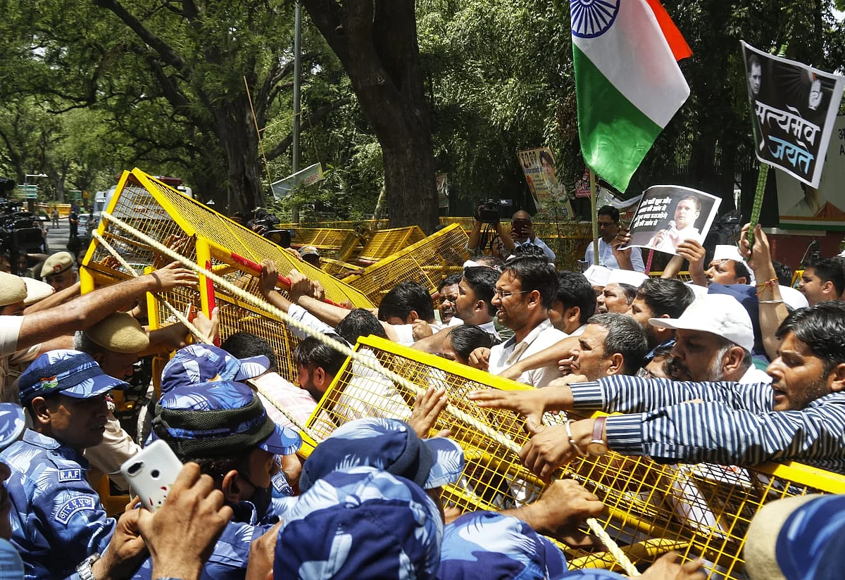 दिल्ली पुलिस की गुंडागर्दी! AICC दफ्तर में घुसकर कार्यकर्ताओं को पीटा, देशभर में राजभवनों पर कांग्रेस करेगी प्रदर्शन