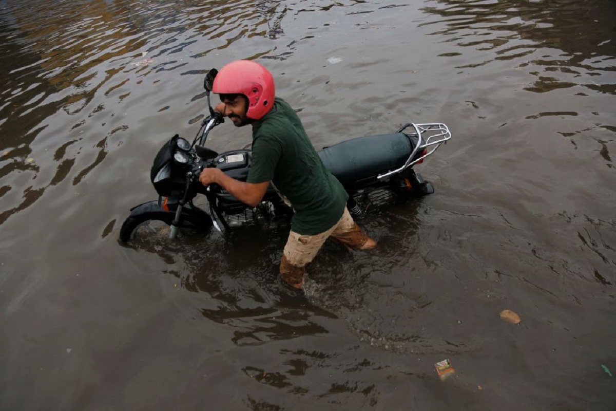 गुजरात में बारिश से तबाही, करोड़ों का हुआ नुकसान, व्यापारी का छलका दर्द, कहा- कोई अधिकारी मदद के लिए नहीं आया