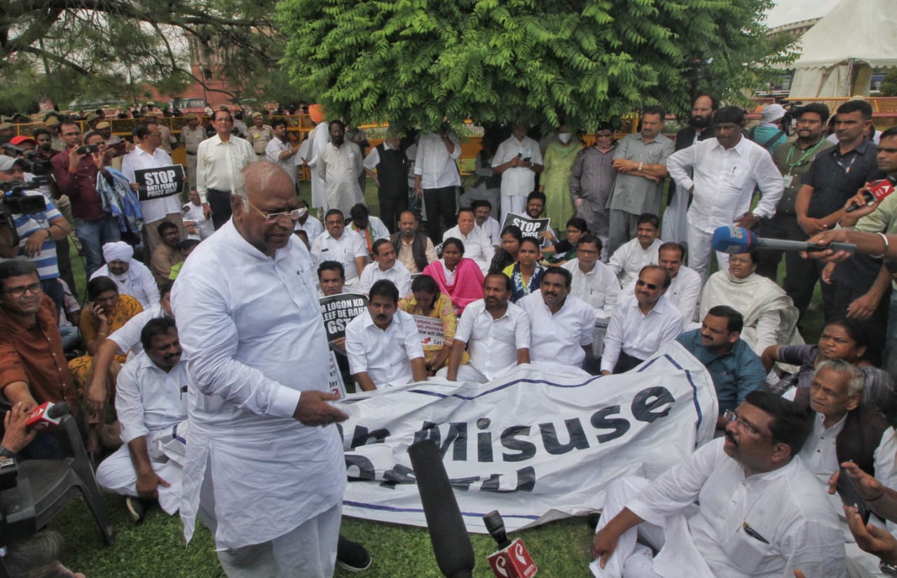 बेरोजगारी, महंगाई और GST पर कांग्रेस का हल्लाबोल, राहुल बोले- तानाशाहों से लड़ना हमें बखूबी आता है