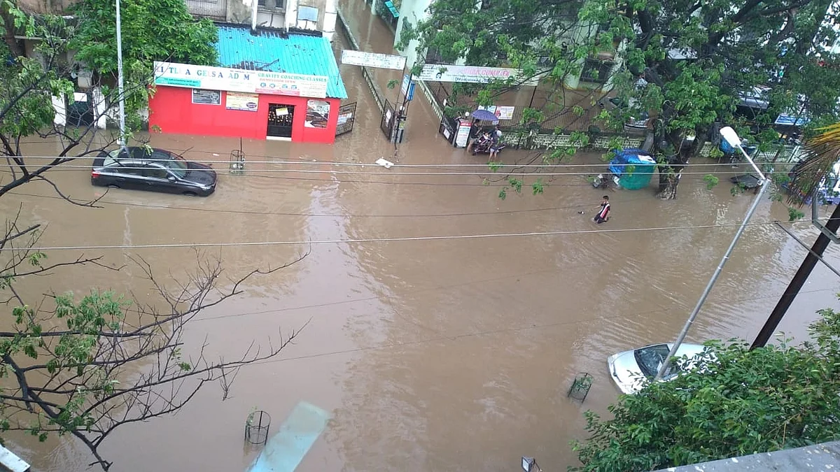 मुंबई में आफत की बारिश से लोग बेहाल, रेल और सड़क मार्ग प्रभावित, मौसम विभाग का 4 जिलों में रेड अलर्ट