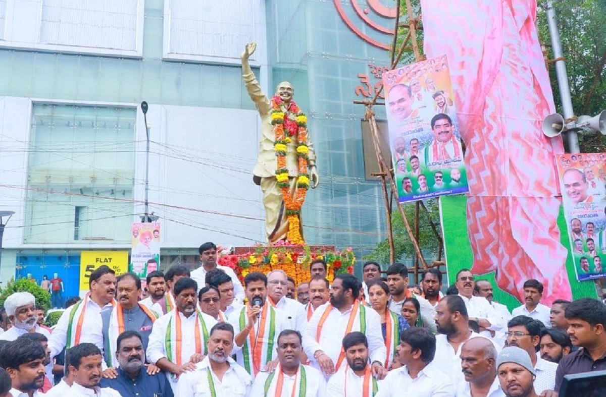तेलंगाना कांग्रेस ने वाईएसआर को 73वीं जयंती पर दी श्रद्धांजलि, हैदराबाद में स्मारक बनाने की मांग की